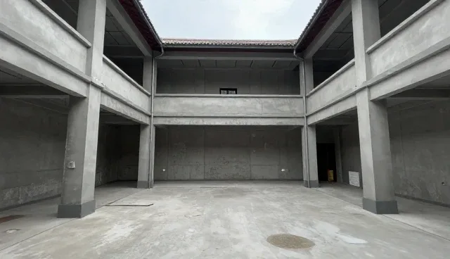 如何判断合作关系对性能提升的影响?